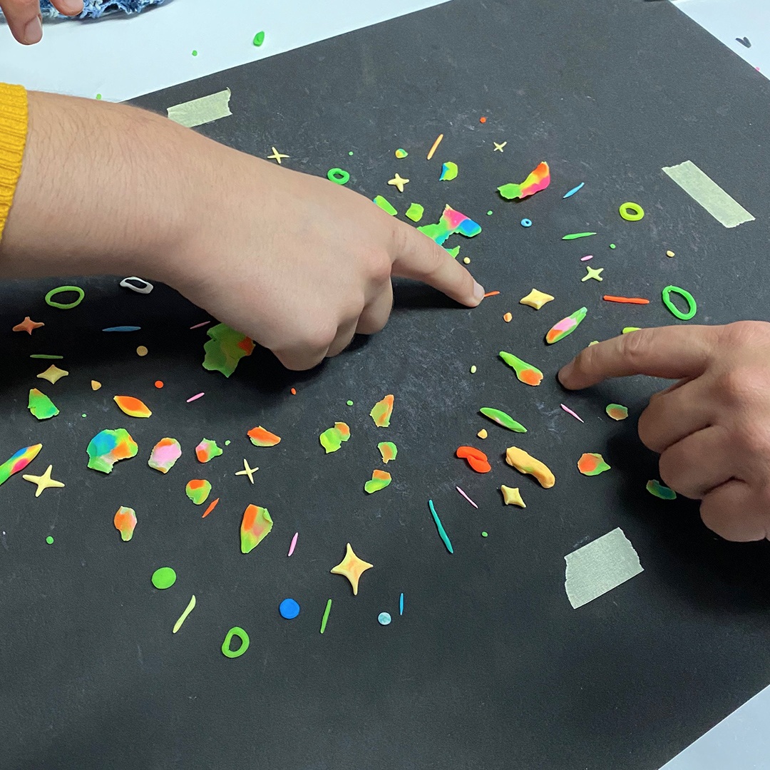 stop-motion-2 manos realizando taller stopmotion L'Idem Barcelona