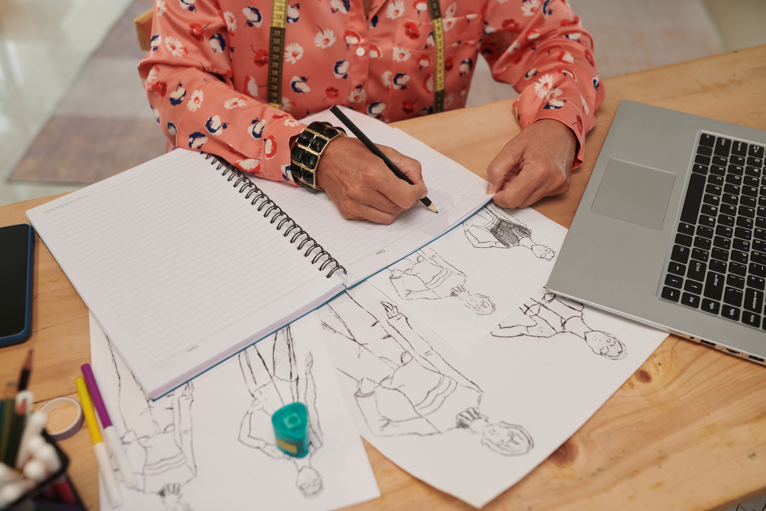 designer-working-on-fashion-sketches-at-desk-2026-01-08-00-09-27-utc (2) Fundamentos de animación
