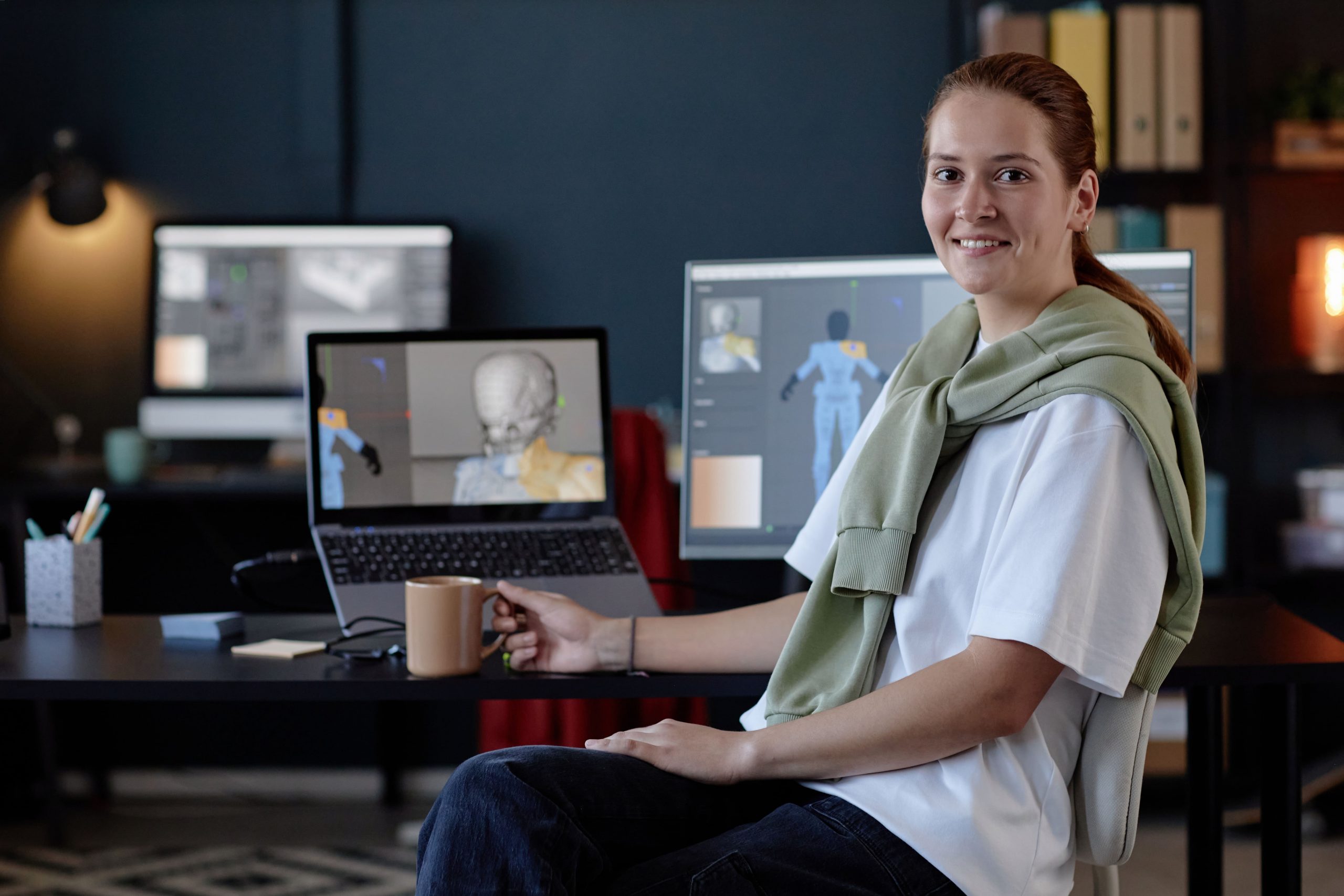 portrait-of-smiling-woman-working-in-modern-office-2026-01-08-06-55-59-utc (1) Qué hace un animador